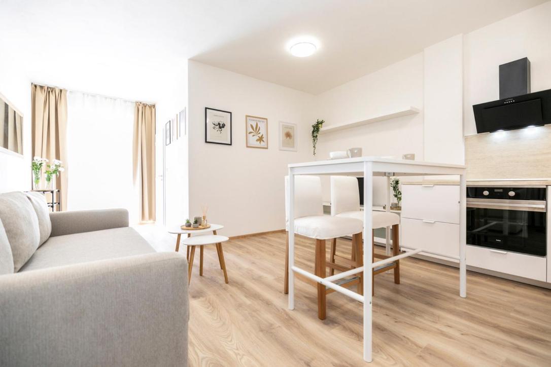 Alure Residences 2 & 24H Self Check-In, Parking In The Garage In The Apartment Building Included, New Building, Terrace, Green Location With A Forest Park With A Lake, Children'S Playground Banská Bystrica Exterior foto