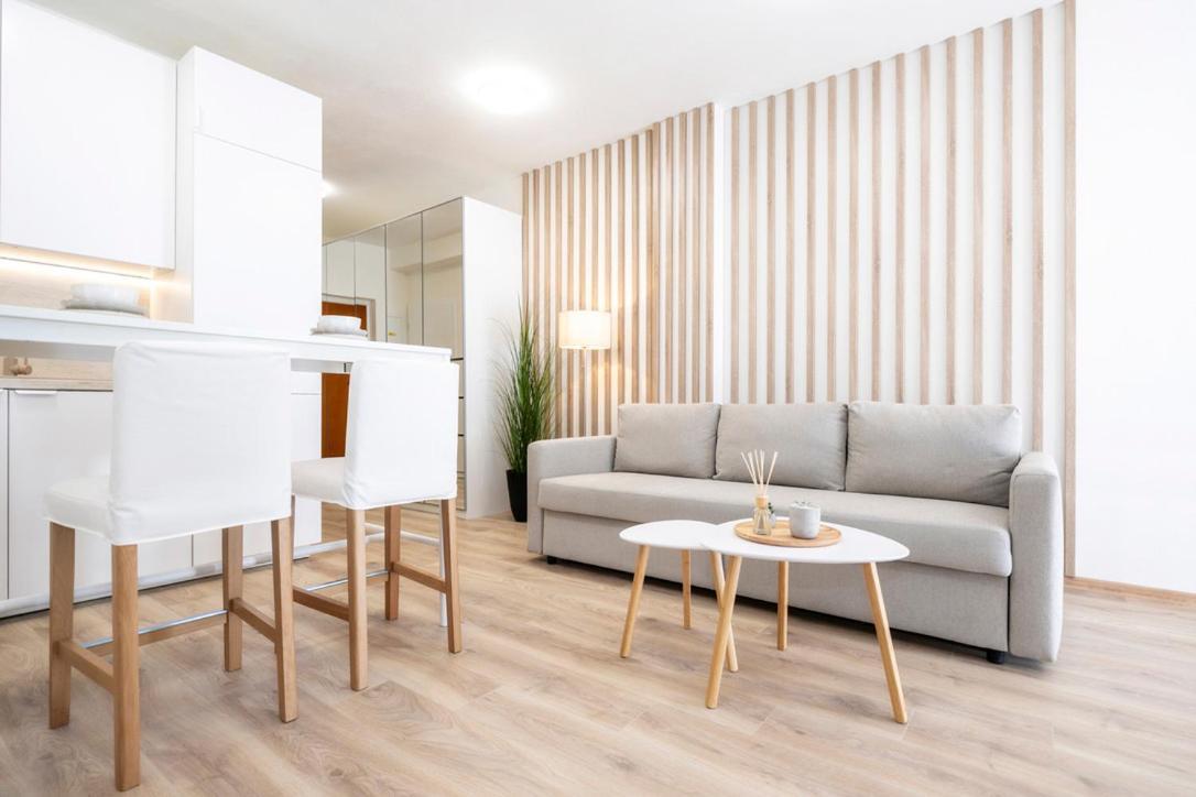 Alure Residences 2 & 24H Self Check-In, Parking In The Garage In The Apartment Building Included, New Building, Terrace, Green Location With A Forest Park With A Lake, Children'S Playground Banská Bystrica Exterior foto