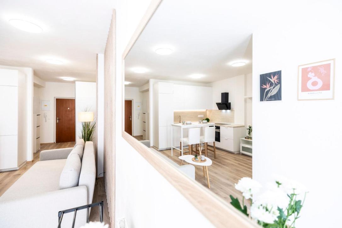 Alure Residences 2 & 24H Self Check-In, Parking In The Garage In The Apartment Building Included, New Building, Terrace, Green Location With A Forest Park With A Lake, Children'S Playground Banská Bystrica Exterior foto